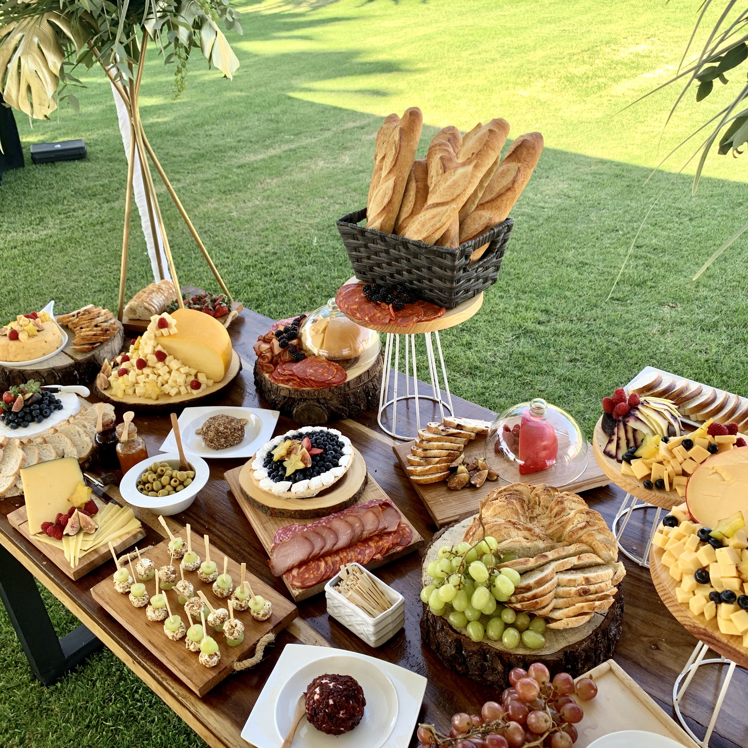 Mesa gourmet de quesos y fiambres en evento